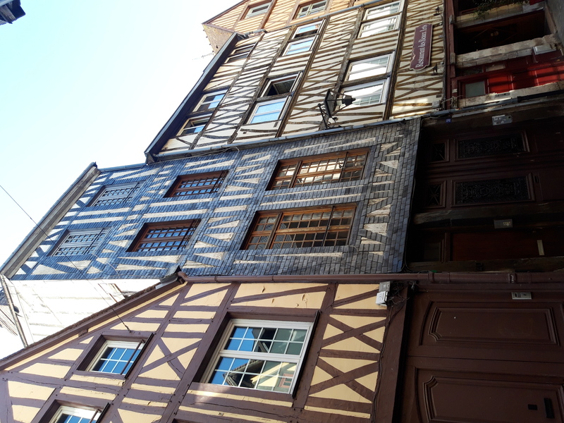 Crédit photo : cerema Immeuble de centre-ville, essentage en ardoises